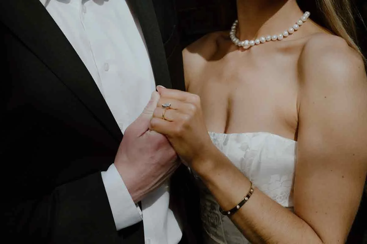 romantic-engagement-photos-elfreths-alley-philly.jpg