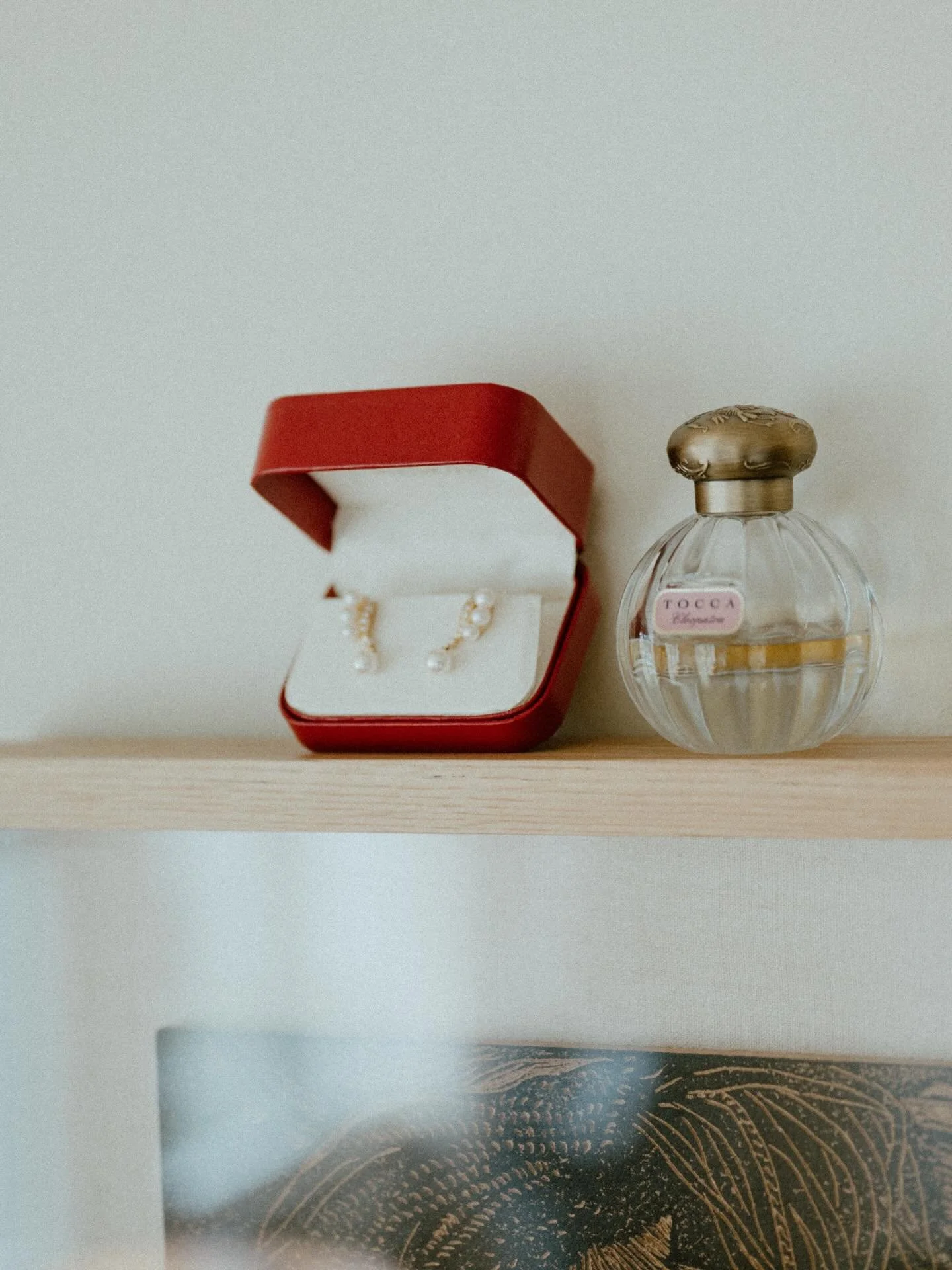 The little moments &amp; details of Sarah &amp; Kevin&rsquo;s day in Swarthmore, PA. 

Captured alongside this gem @katarinac_photography 

#phillyweddingphotographer #phillyphilly #pennsylvaniaweddingphotographer #lancasterweddingphotographer