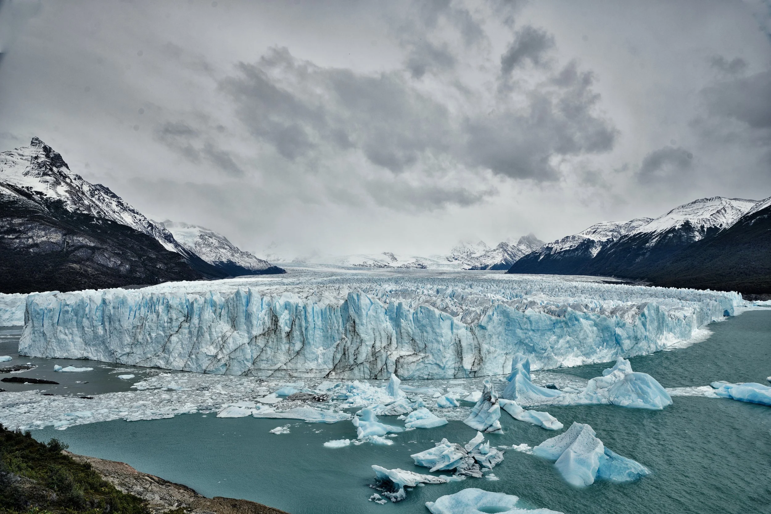 PERITO MORENO – The power and force of the Perito Moreno Glacier is on display long before you ever see it. Gunshots of exploding ice shatter the silence as the 30-kilometer frozen river pushes into Lake Argentino at a rate of more than 2 meters a da