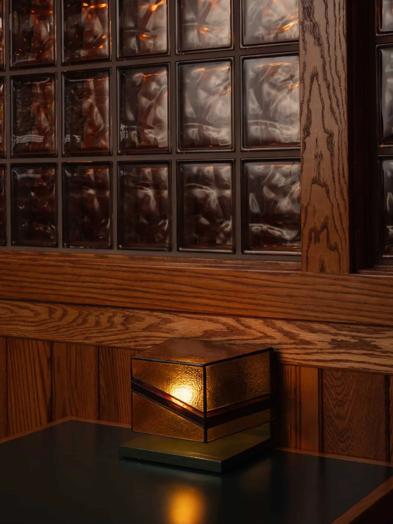 Custom tabletop lighting created in collaboration with @_westgrove for @barlesincompetents 🤌🏽 
Thank you to both parties for having me make these really special pieces for you. 

#lighting #lightdesign #stainedglass #interiordesign #interiordecorat