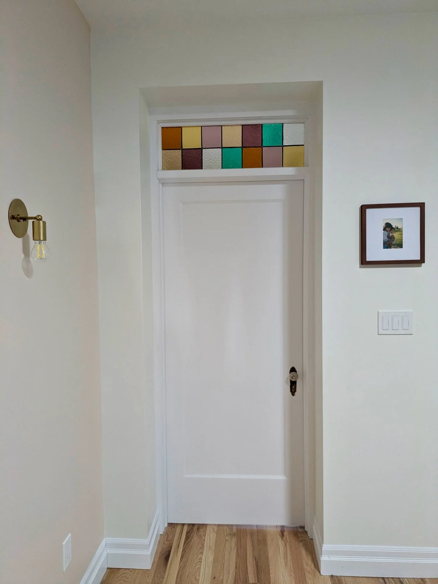 Custom colour block transom window for Julie. Absolute perfection 👌🏽 My 2026 bookings are almost full. Hit the link in my bio for any inquiries and to book. 

#stainedglass #window #interiordesign #interiordecor #windowdesign