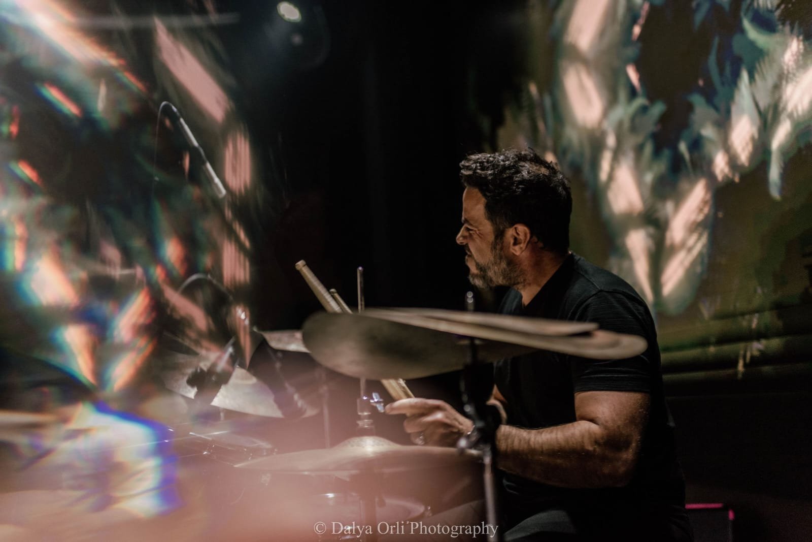 This is what getting lost in the rhythm looks like... Come soar on this vibe with us Shushan Purim March 15 in Jerusalem 🔥🎭
---
זה מה שקורה כשנאבדים בקצב... בואו לעוף איתנו על הוויב הזה בשושן פורים 15 במרץ בירושלים 🔥🎭