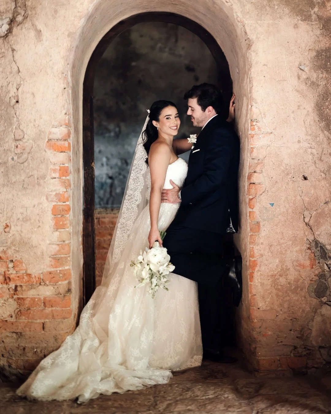 Mar&iacute;a Fernanda &amp; Gerardo 🤍
An evening defined by elegance, timeless style, and the kind of love you can feel in every detail. From the refined atmosphere to the effortless beauty surrounding them, this celebration was the perfect reflecti