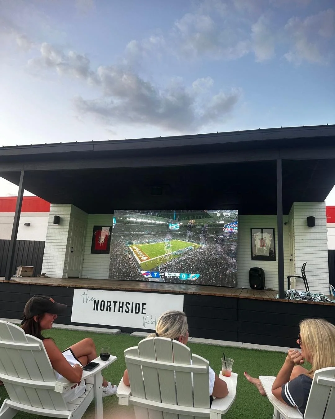 🏈 Game Day Just Hits Different at The Northside! 🎉
Cheer on your favorite team this season on our massive jumbotron! The ultimate way to catch every play! 🙌
🎽 Rock your team’s gear
🍻 Sip on cold drinks
🌮 Grab tasty bites from our food tr