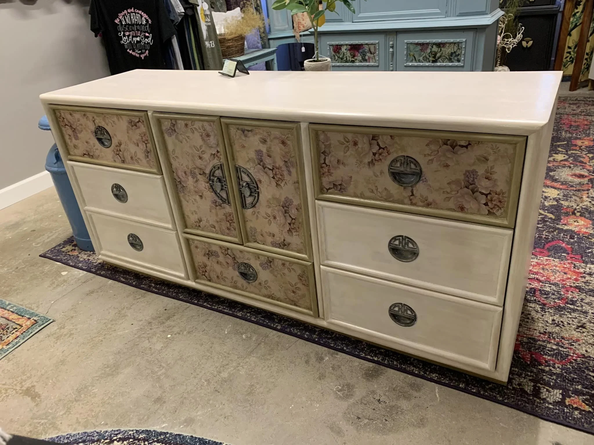 Cottage Core or Shabby Chic decor in Camillus, NY, Upstate New York, 