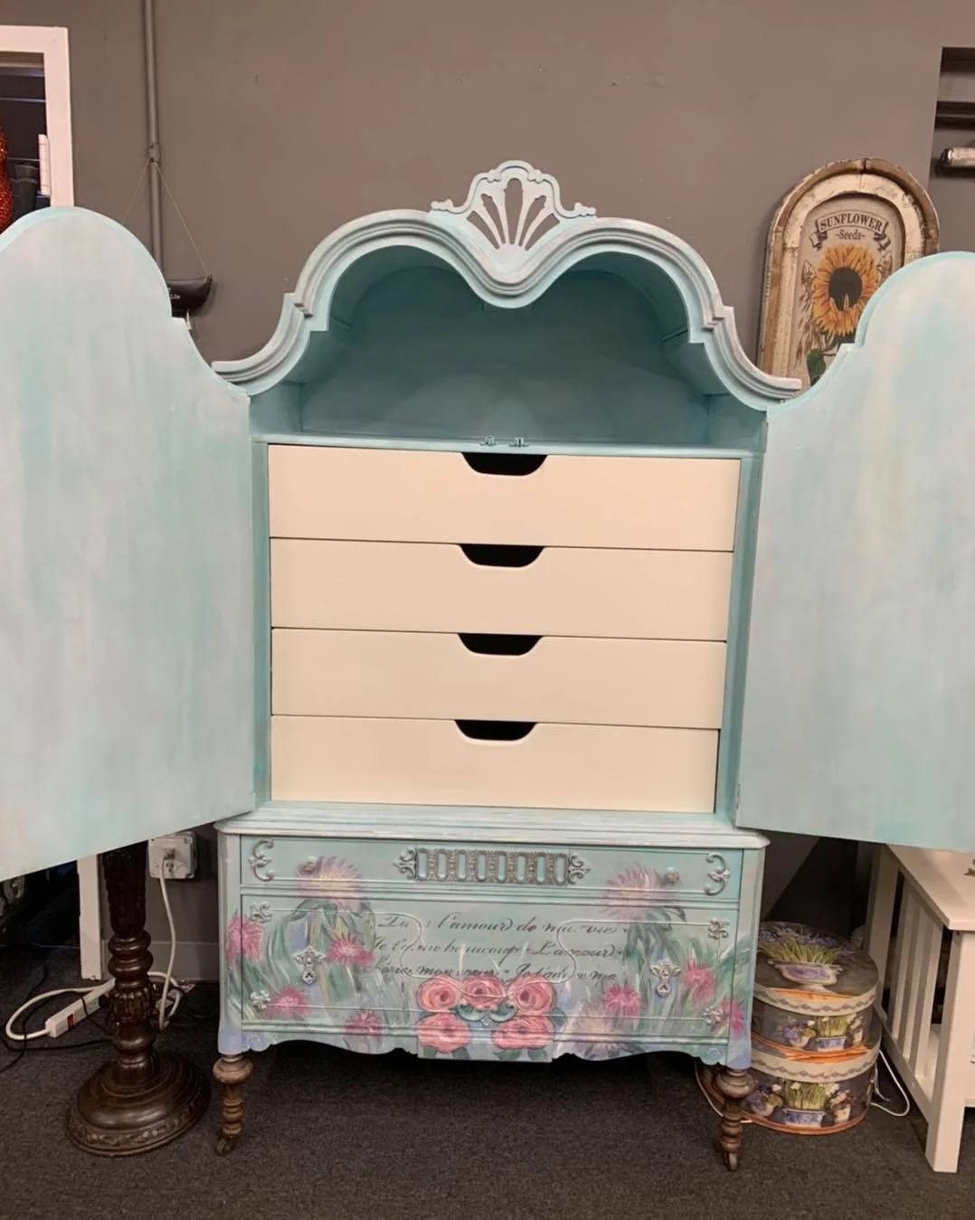 Cottage Core or Shabby Chic decor in Camillus, NY, Upstate New York, 