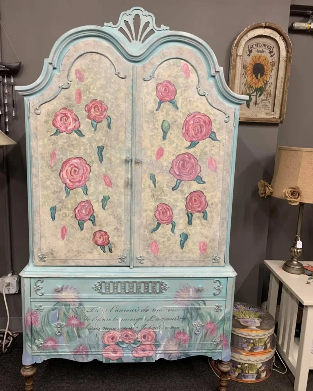 Cottage Core or Shabby Chic decor in Camillus, NY, Upstate New York, 