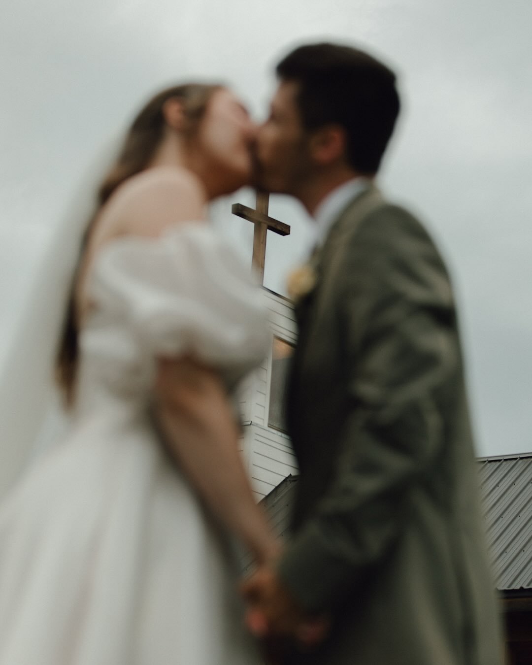 A little sunshine in the rain.
______
A day filled laughter and light—and overcast and overcoats. But these smiles and whispers and slow dances shone through the rain. 📖
I’m still booking weddings for fall and spring! — link in b