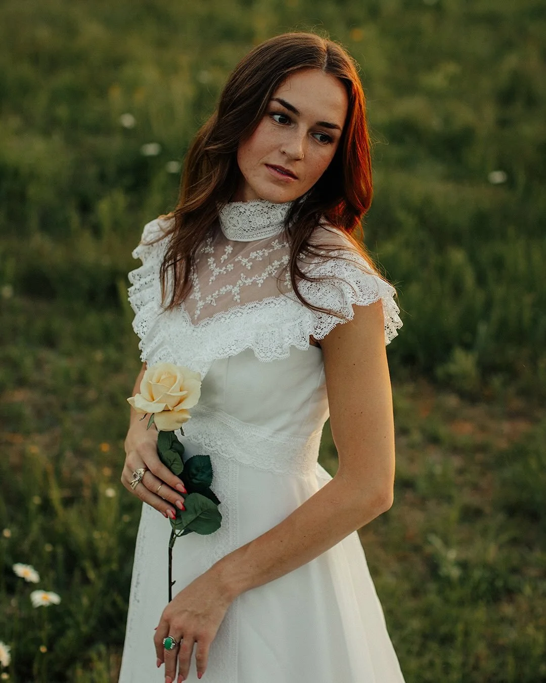 Steeped in sunshine.
______
📜 Tea roses steeped in sunshine,
film soaking in a darkroom,
moments aging
like wine under eyelids,
like timeless pictures framed.
🌻 A collaborative shoot with my creative friend Dani (@dani.mahoney_) — inspired