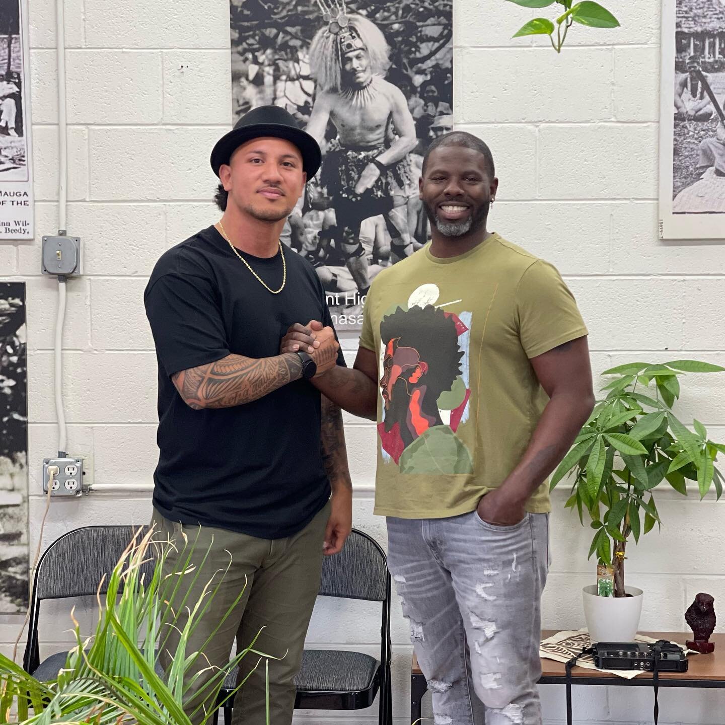 Spent time today with @uso_fresh owner of @artisan_kings_barbershop. It was a honor interviewing him stay tuned for more content @lets_talk_about_it_podcast2022 ! Full interview coming out soon! 

🎥 @templeofzen 
.
#barberpodcast
