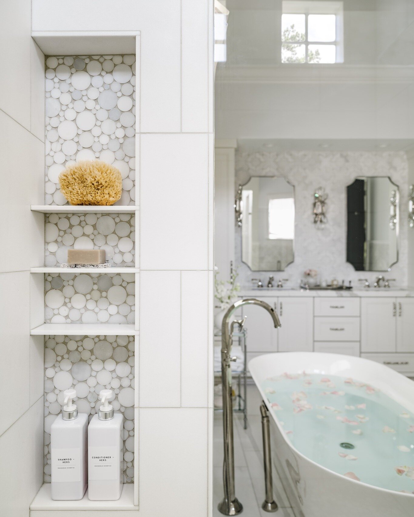 Relax. Refresh. Recharge. 🛁

design: @danielleknoxinteriors 
photo: @tiffanyringwald 

.
.
.
#danielleknoxinteriors #DKI #danielleknoxdesign #interiordesign #davidsonnc #davidsondesign #charlottedesign #charlotteinteriordesign #charlotteinteriordesi