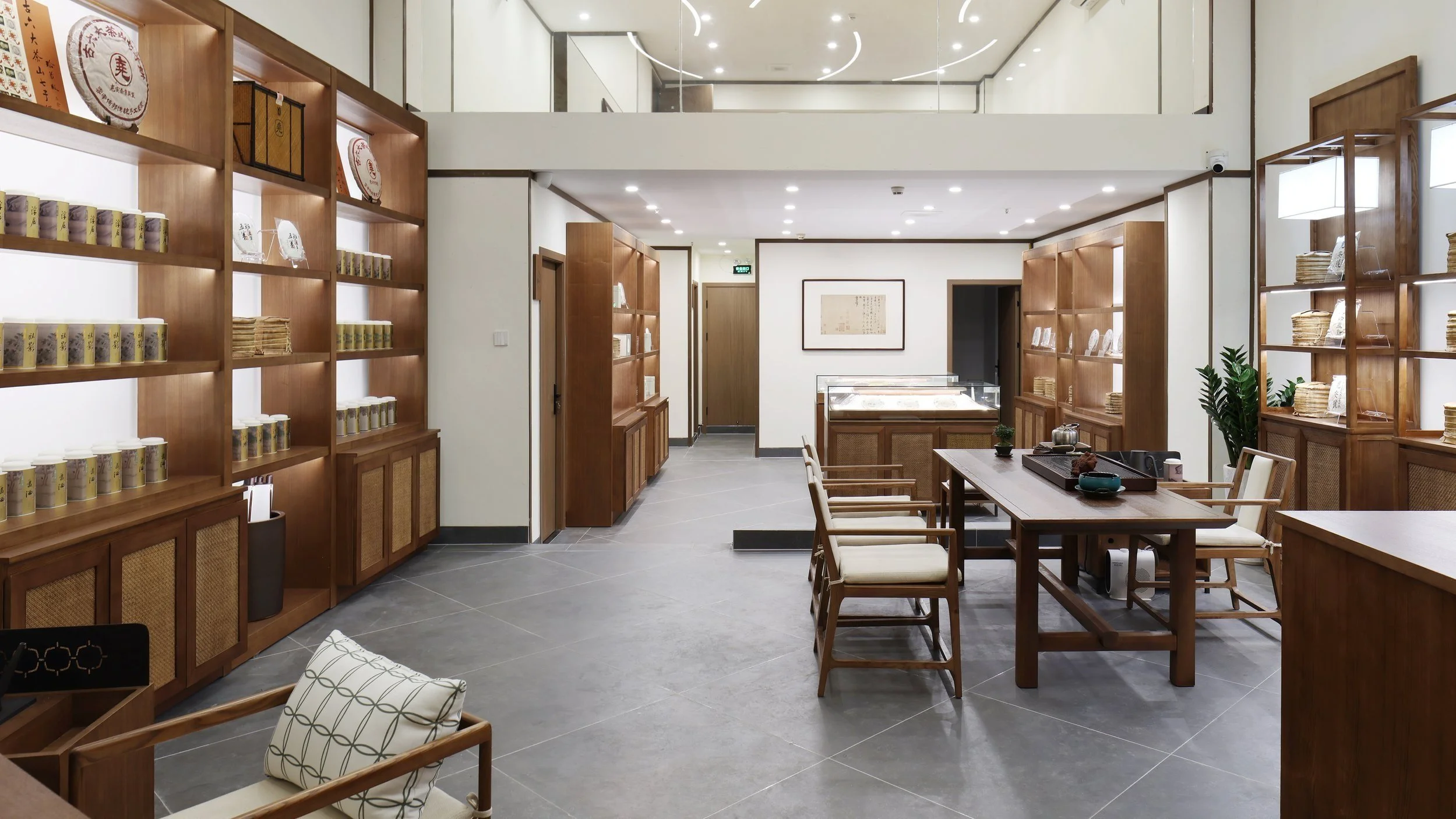 YAOANHAO,Brand store
在专卖店、专柜等销售场所的落地层面，woneline团队以“模块化”为切入点，实现了从品牌、设计、建构、施工流程的再造，保证专卖店现场、道具、软装陈设的建设过程，以高速、高质、高标准化的方式呈现，部分道具、陈设可循环利用。精工品质与前瞻思维贯穿其中，并衍生出多种可能，为未来尧安号的地域差异化、品牌升级等后续发展打好基础。