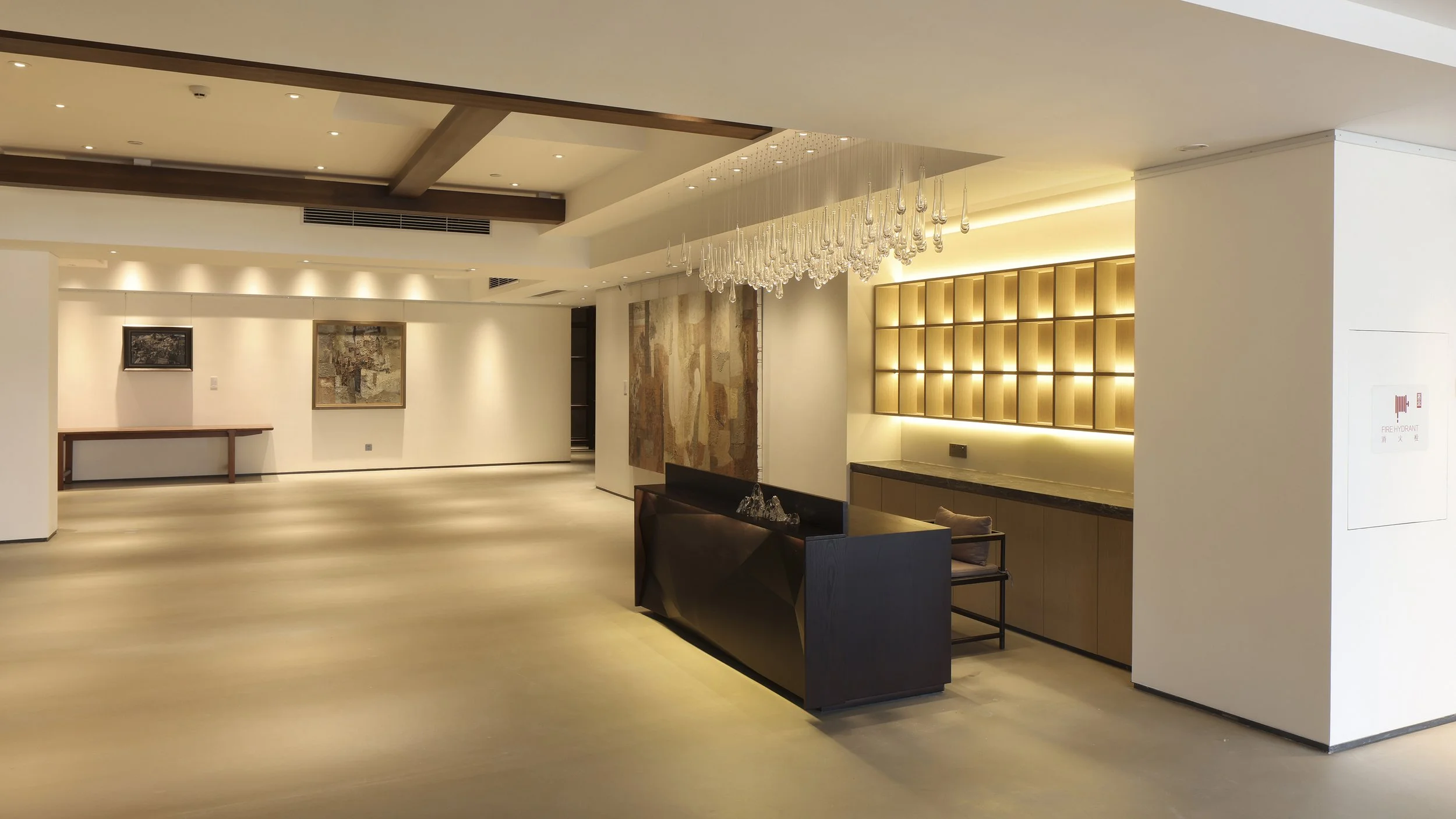 TONGRUITANG,Club
同睿堂开拓新空间，首先是一个商业行为，是企业发展到新高度，寻求新发展时的调整手段之一。任何感性诉求（比如艺术性、情怀等），需建立在理性的基础之上，或发展品牌（间接盈利为目的）、或提高销售（以盈利为目的）。因此，我们对空间本身的“造血”能力报积极推动的态度，由品牌提升带动同睿堂茶销售的商业模式，即：空间为推广和销售服务。这是设计的根本。
