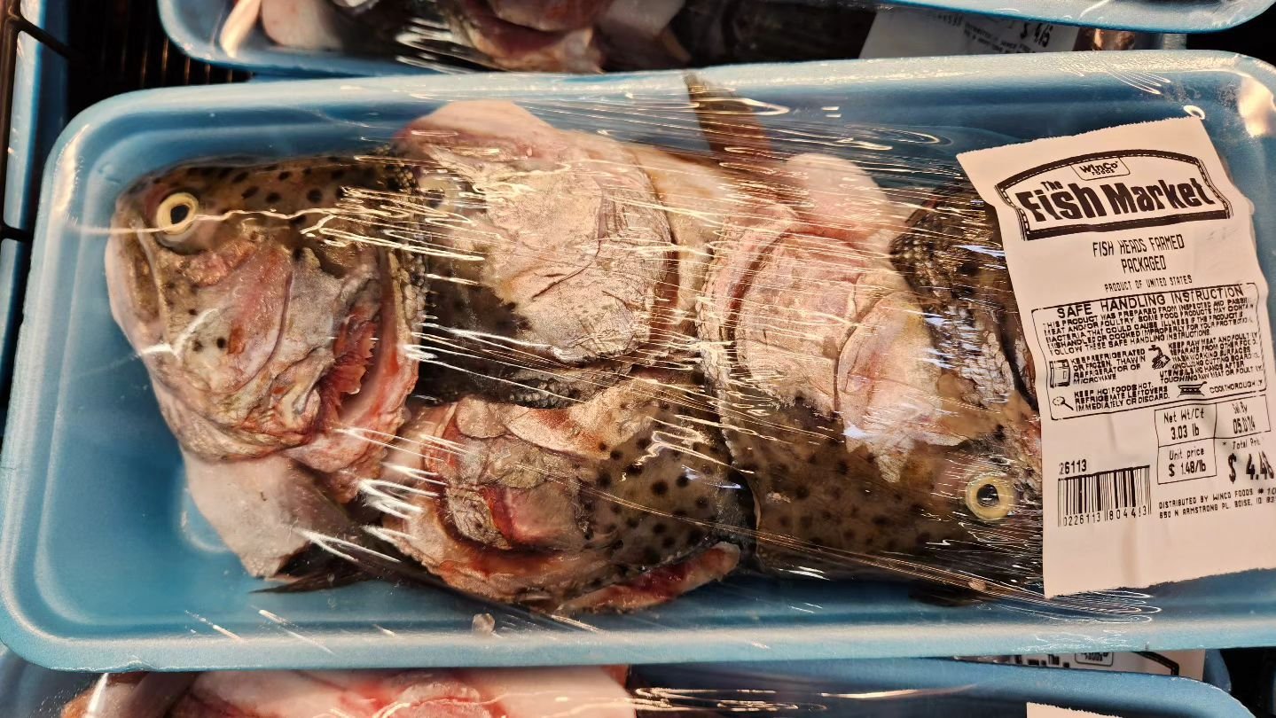 Fish heads, fish heads, roly poly fish heads.
Fish heads, fish heads, eat them up, yum.

#fishheads #barnesandbarnes #billpaxton #billmumy  #billymumy #roberthaimer #mtv #lumania