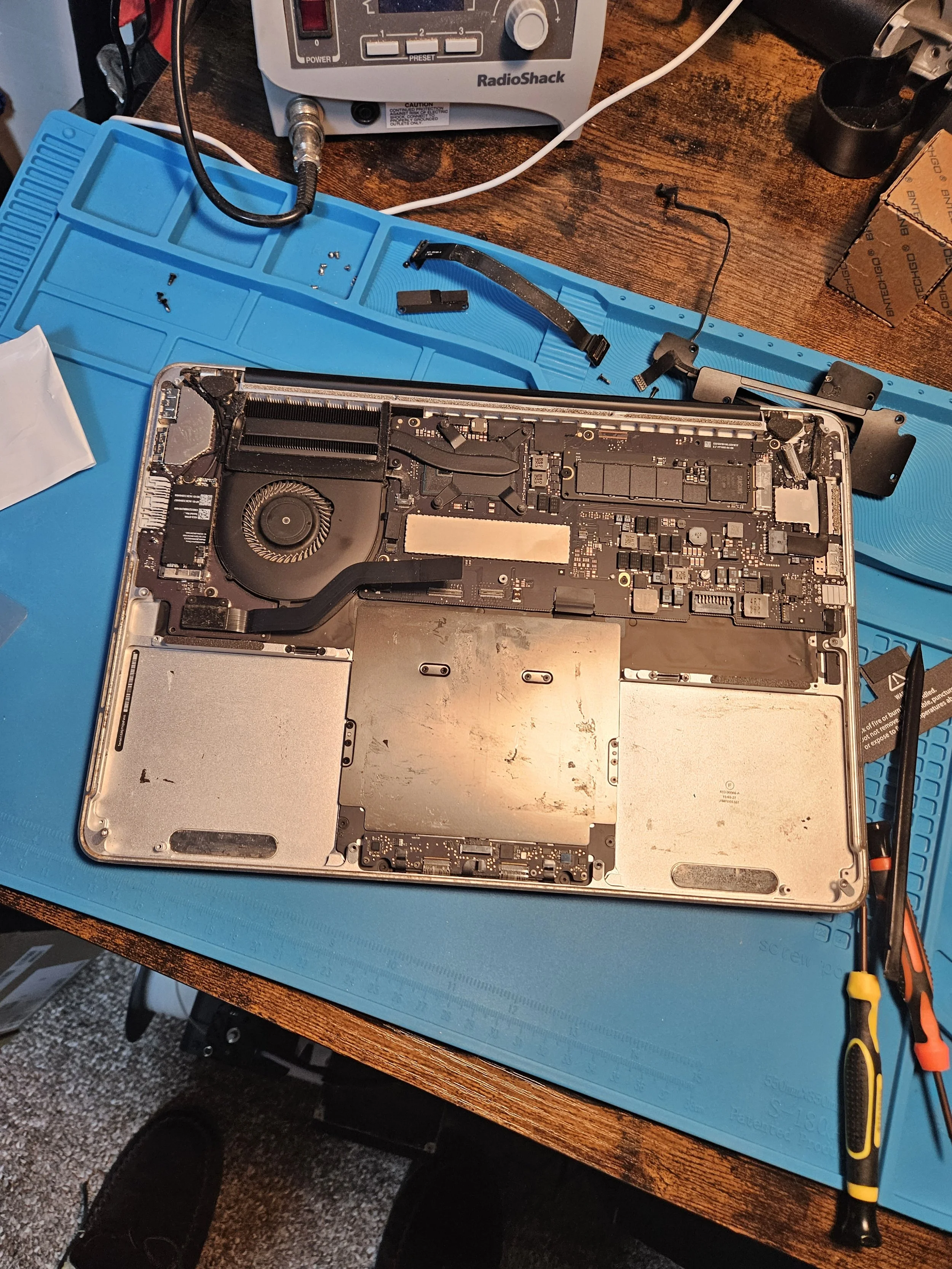 Starting to give the MacBook a good cleaning.