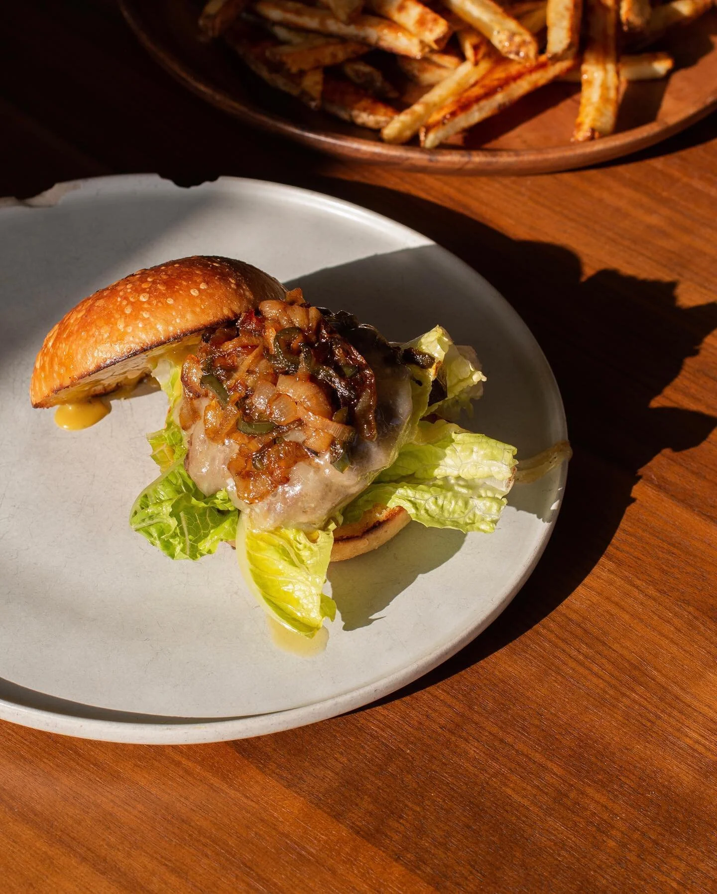 A close-up of the cheeseburger I made a few days ago. I will definitely be making this again and sharing it so you can easily recreate it! 🍔