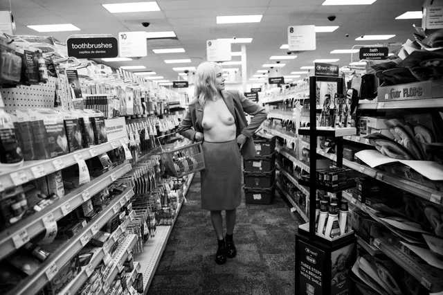 phoebe-at-cvs-for-rolling-stone-v0-ofbqsepnec151.jpg.webp
