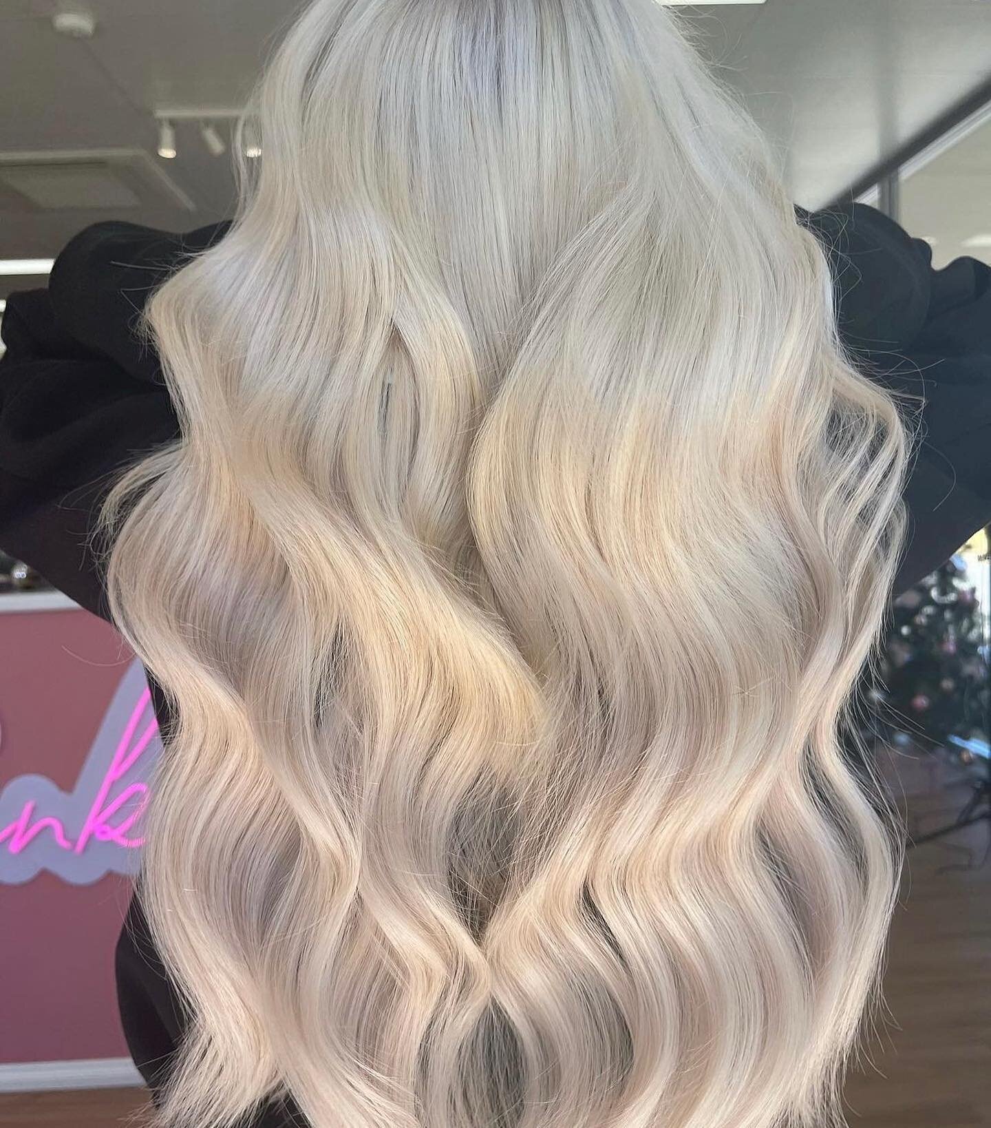 Princess hair 👑

Global lighten + A full head of our luxury 20inch wefts ☁️