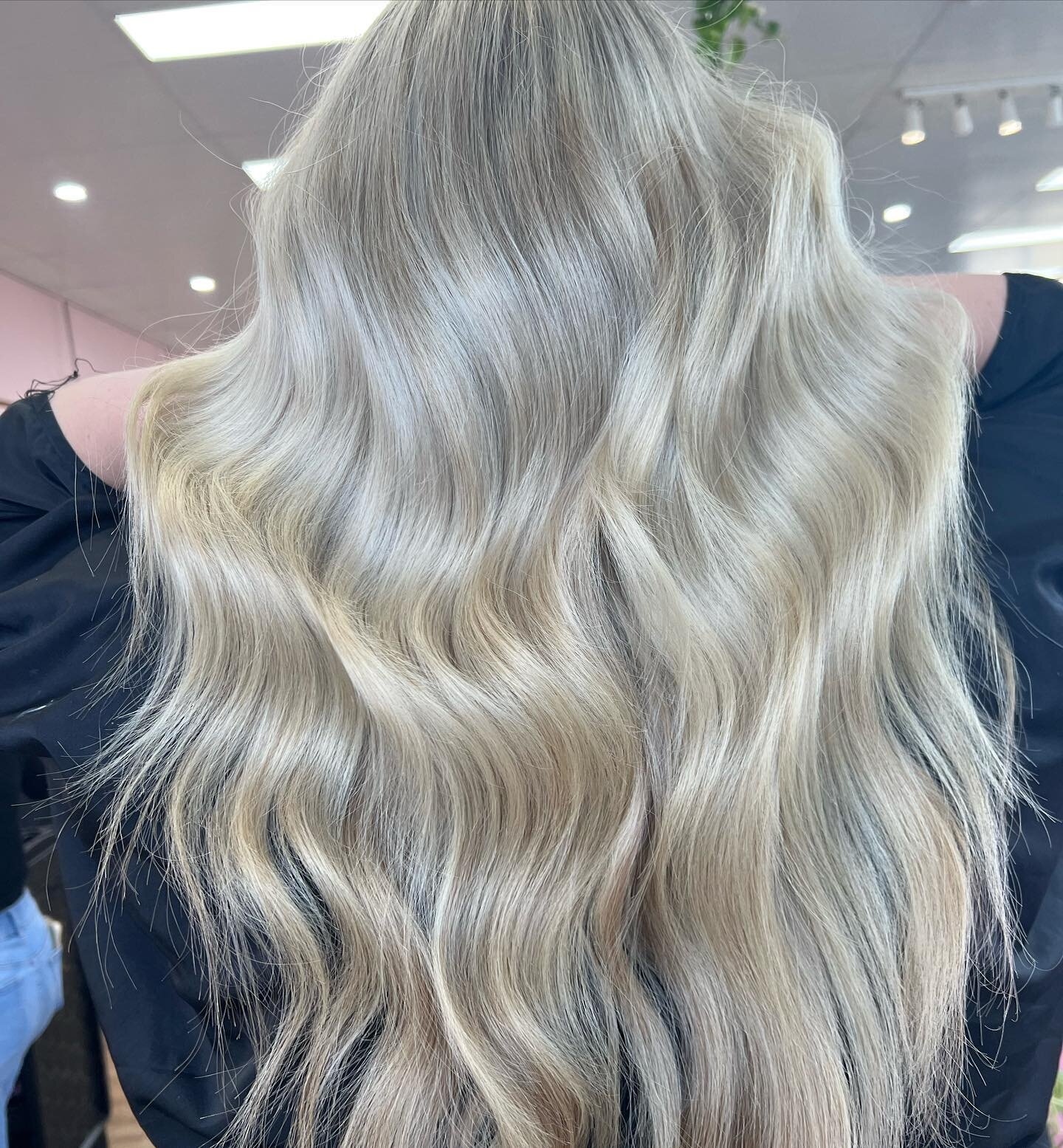 Blonde hues 💭

Wedding hair preparation to get our guest to the blonde of her dreams 🤍🦋