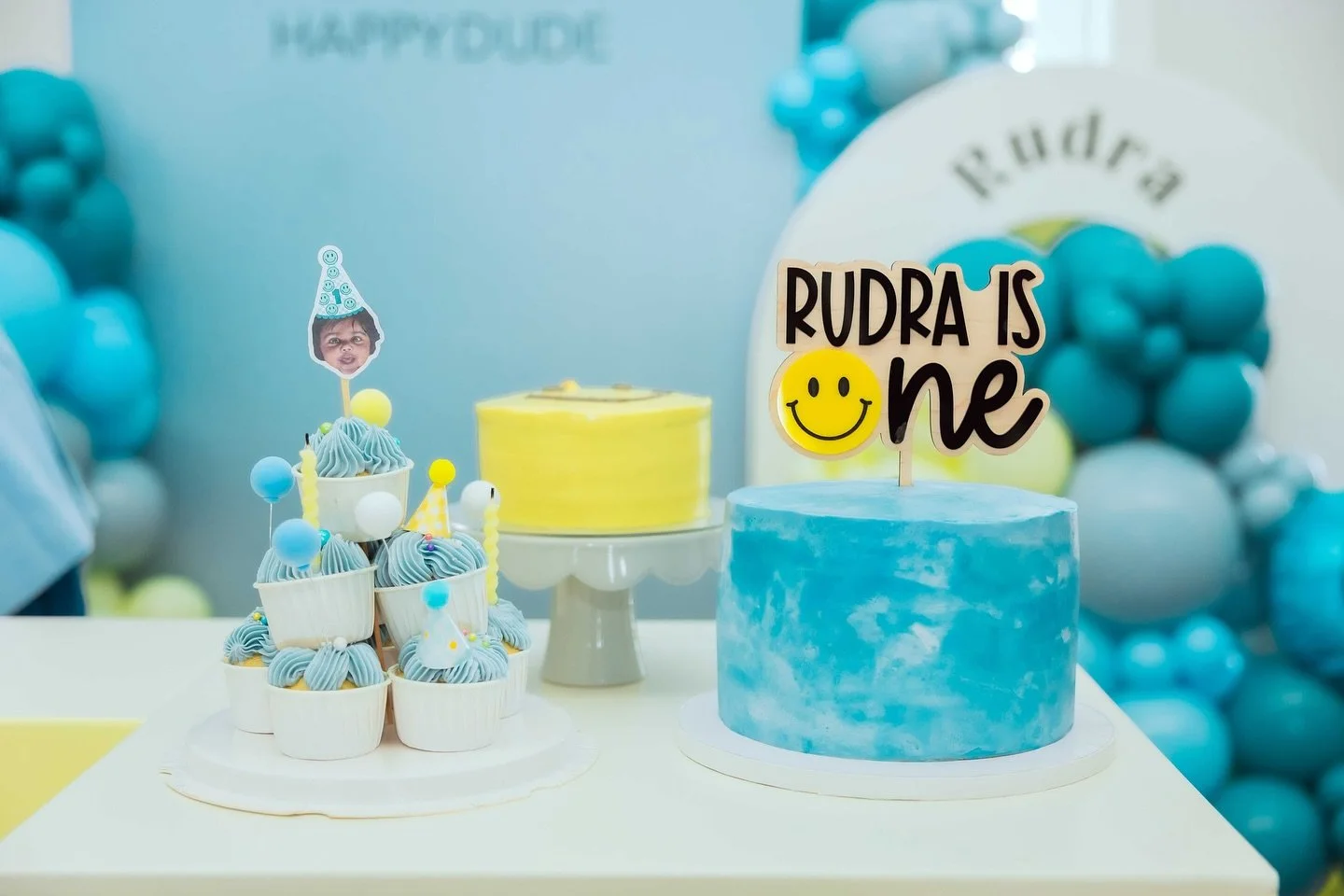 🎉 Our Happy Dude Turns ONE! 🥳
As a baker, I had the joy of making all the cakes and cupcakes for my son&rsquo;s first birthday. 💛🧿
Huge thanks to @thebloomingballoon for the amazing decor - it was perfect! 😍✨

#CustomCakes #BirthdayCakes #Peacht