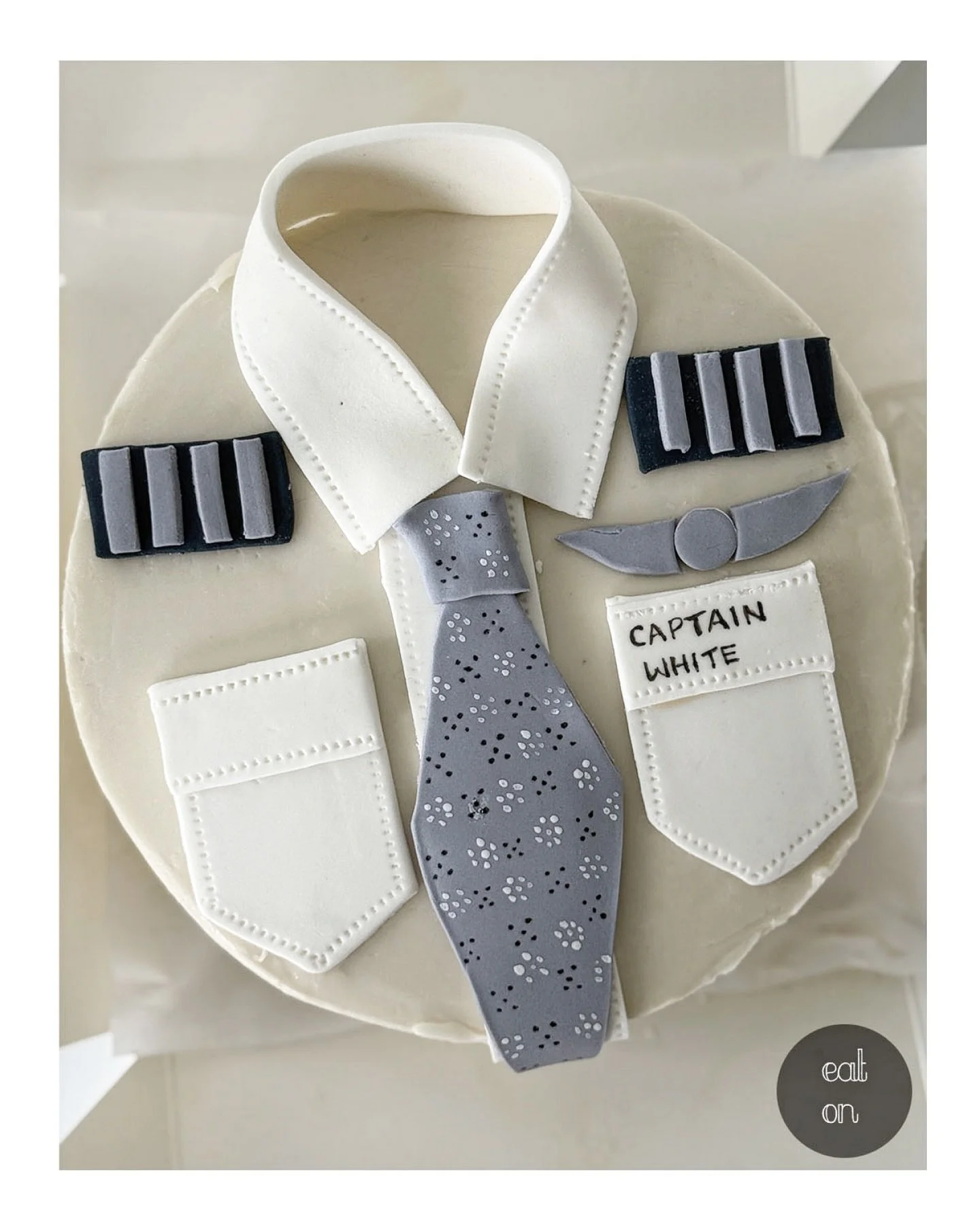 A cute captain bento cake made specially for a pilot 👨&zwj;✈️💙

#Bento #bentocakes #CustomCakes #birthdaycake #PeachtreeCityFood #SmallBusiness #Baking #Artist #Baker #Fayetteville #FayetteCounty #PTC #Newnan #BestOfSenoia #PTCBakery #LocalBusiness