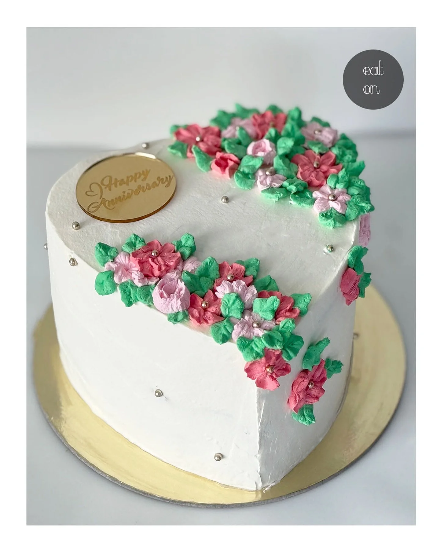 Sweet anniversary cake covered in soft whipped cream and delicate piped flowers 💕🎂🌸

#aniiversarycake #CustomCakes #birthdaycake #PeachtreeCityFood #SmallBusiness #Baking #Artist #Baker #Fayetteville #FayetteCounty #PTC #Newnan #BestOfSenoia #PTCB