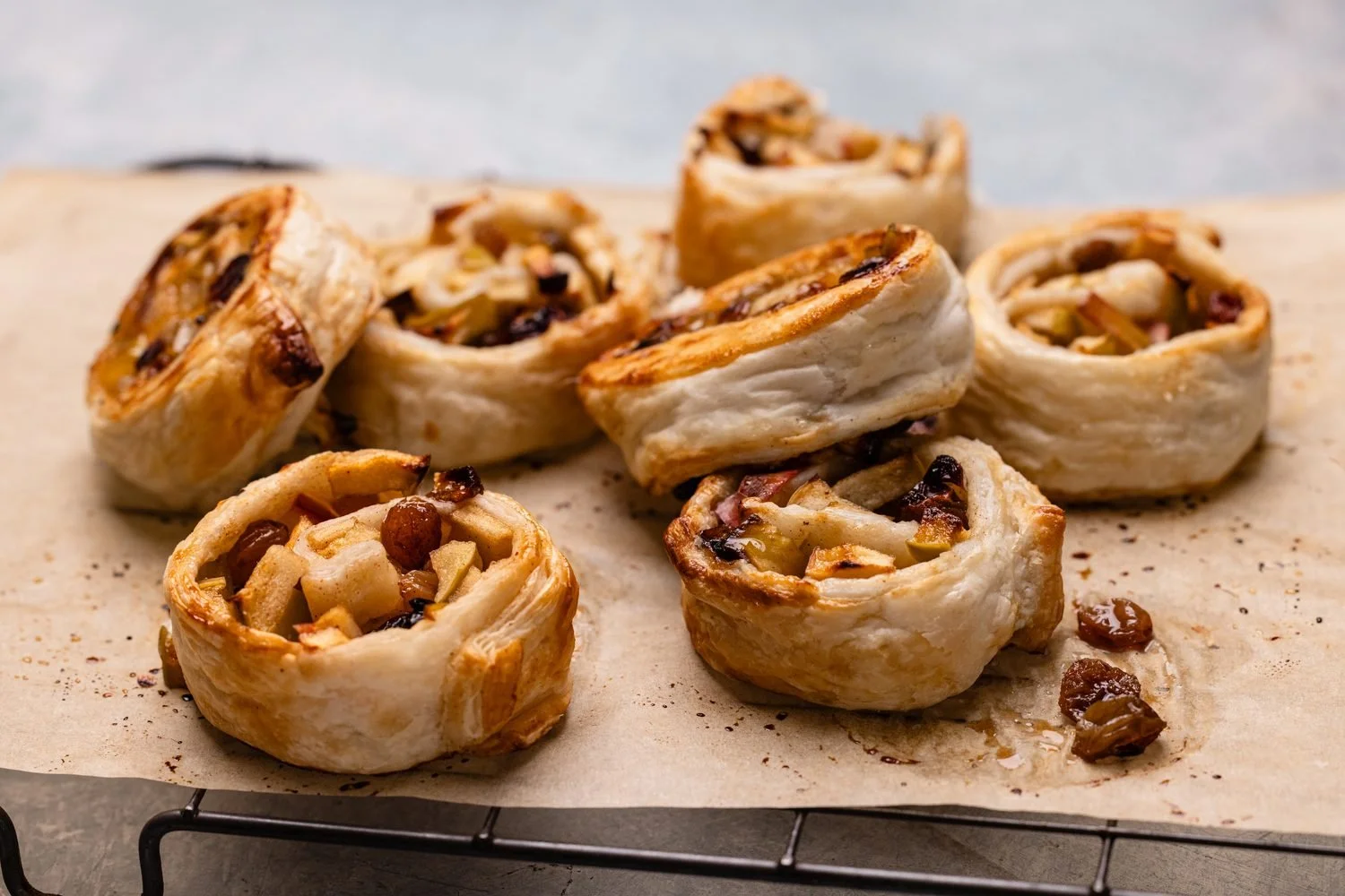 Mini lunchbox apple & raisin scrolls