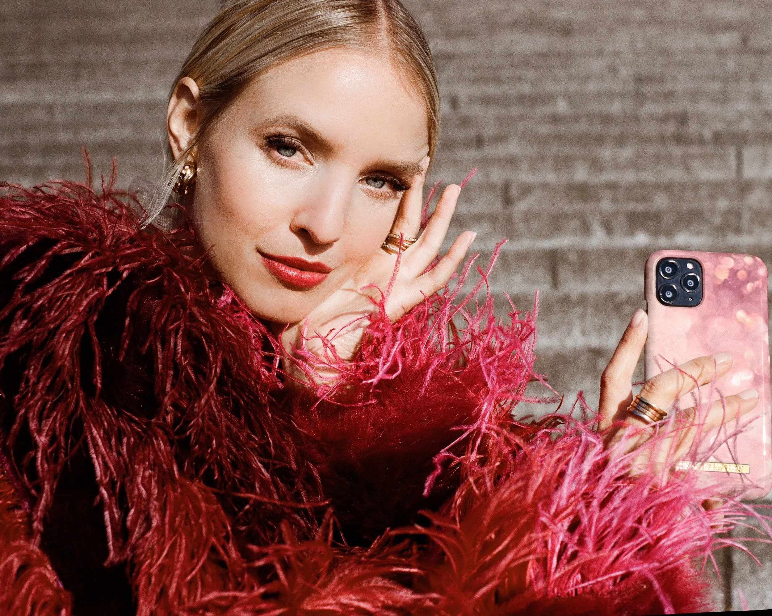 UN HOMMAGE À PARIS
Un hommage à Paris by Leonie Hanne is inspired by the theatrical allure of fashion couture and iconic street style, strutting the streets of Paris during the haute couture shows. The campaign captures the excitement of seeing creat