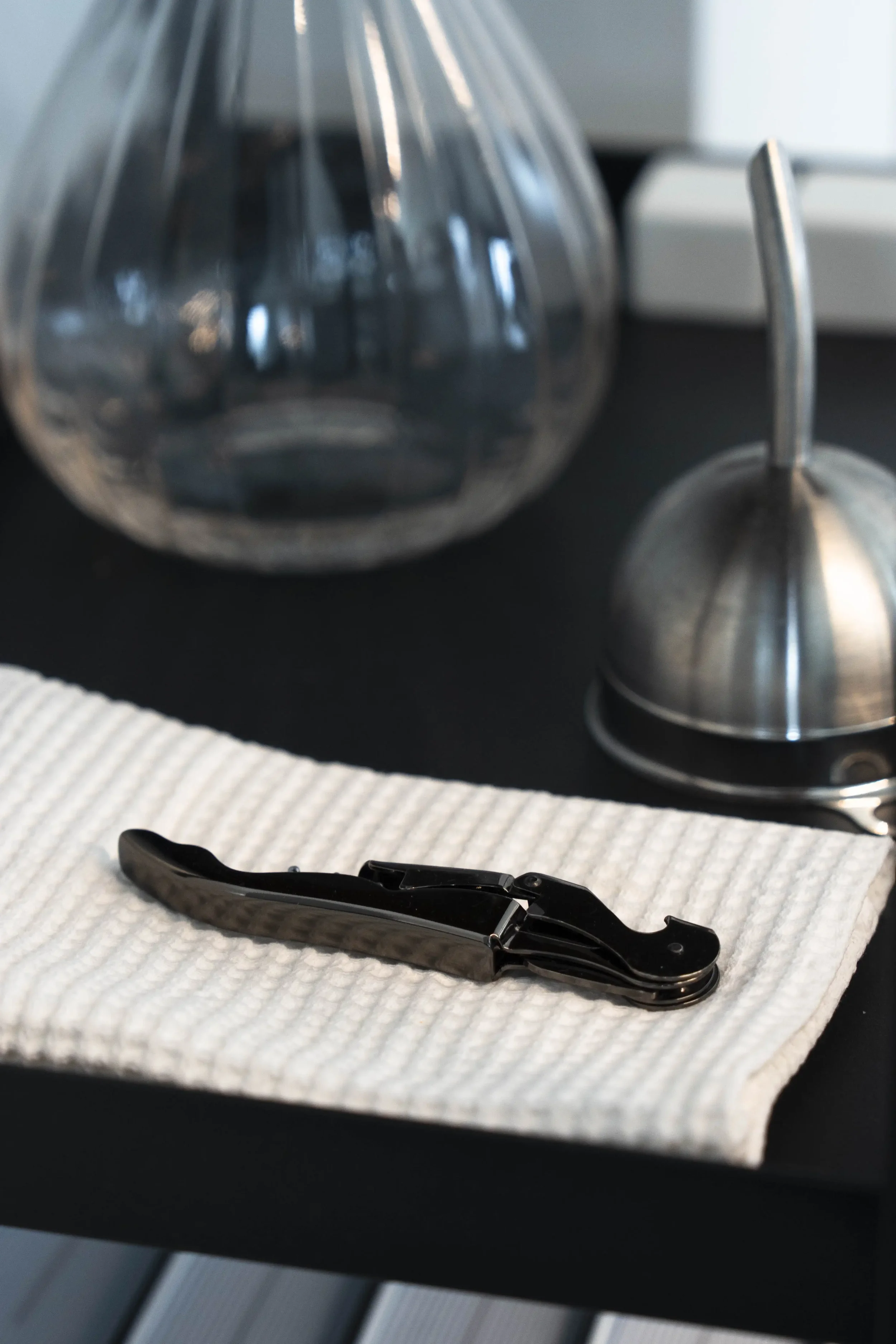 Detail van een kelnersmes op een servet, klaar voor een gastronomische service in Restaurant Les Deux.