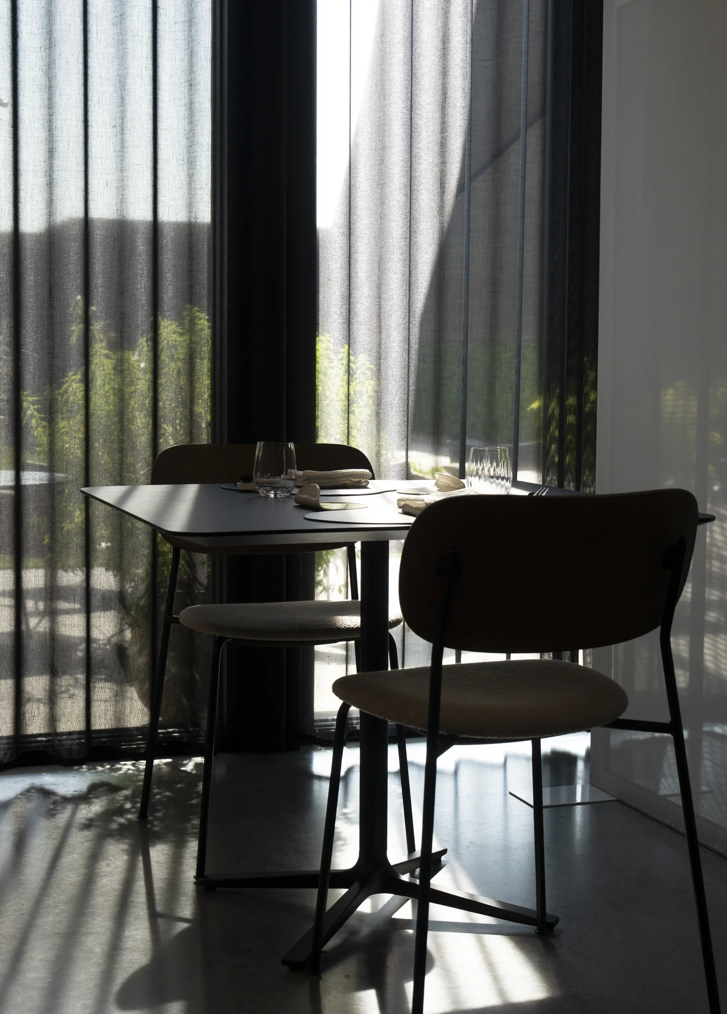Rustige en stijlvolle restaurantruimte met uitzicht op de tuin van Restaurant Les Deux.