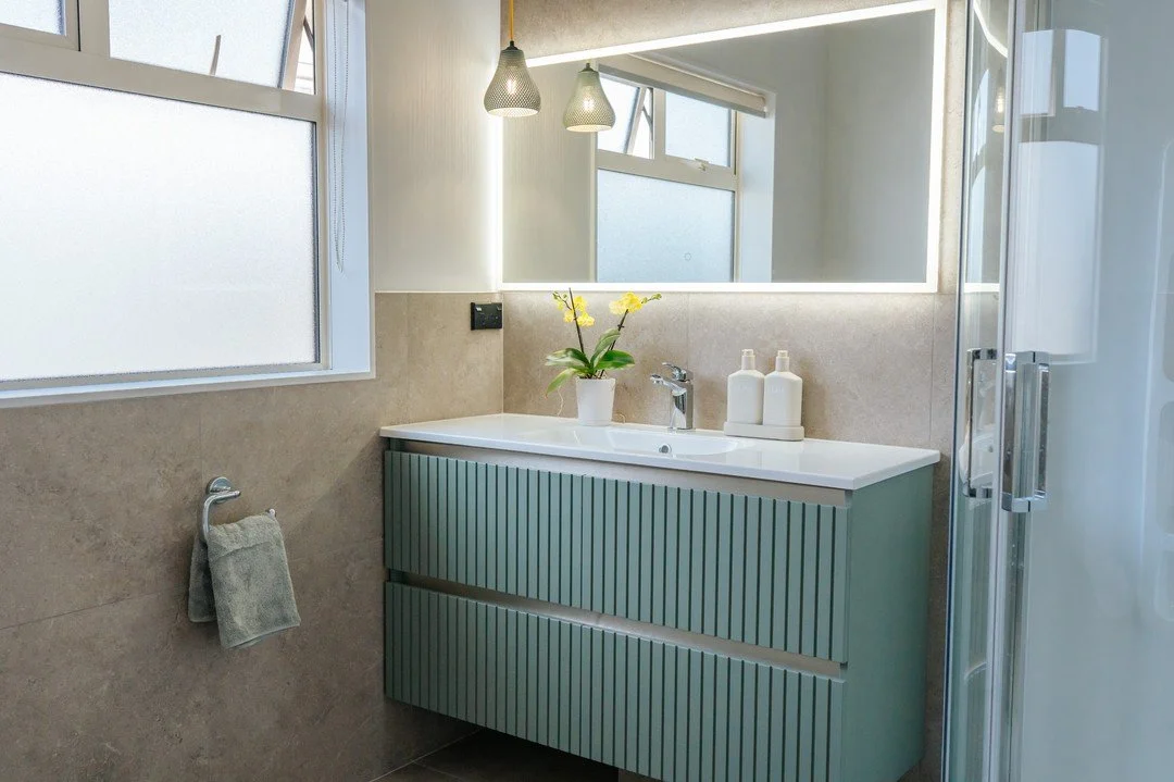 ✨ Bathroom Renovation in Orewa ✨
We&rsquo;re thrilled to share this stunning bathroom transformation in Orewa! 🛁🌿 This renovation is a refreshing blend of modern design and vibrant elements that truly breathe life into the space. The sleek, contemp