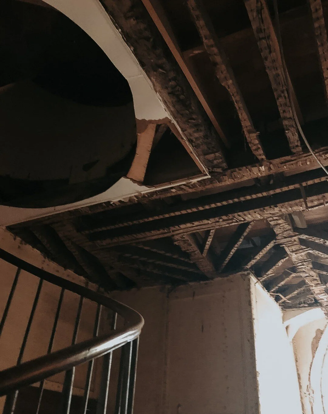 Je pense que nous avons besoin d'un nouveau plafond 🤔

#chambresdhotes #france #bedandbreakfast #vacancesalacampagne #bretagne #bzh #breizh #brittany #cotedarmor #merdrignac #airbnb #countrysidelife #countryside #manor #manoir #renovation #r&eacute;