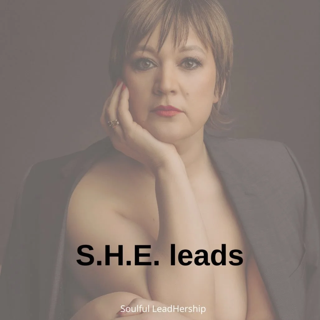 S.H.E. leads 

From Performance to Presence. 

In einer Welt, die uns st&auml;ndig sagt, wer wir sein sollen, steht S.H.E leads f&uuml;r den Mut, zur&uuml;ckzukehren zu dem Ort, an dem wahre F&uuml;hrung entsteht: in dir. 

Es ist ein Raum um dich mi