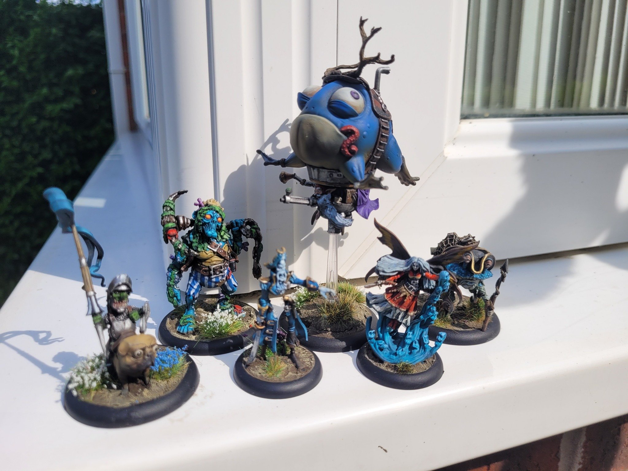 Lovely blue tones on this troupe by Martin Castiel Parker 👏 We particularly like the big blue Goblin Airship 🥳
#Goblin #MoonstoneTheGame #PlayMoonstone #MoonstoneMiniatures #PaintMoonstone #GoblinKingGames 
#PaintMiniatures #MiniaturePainting #Mini