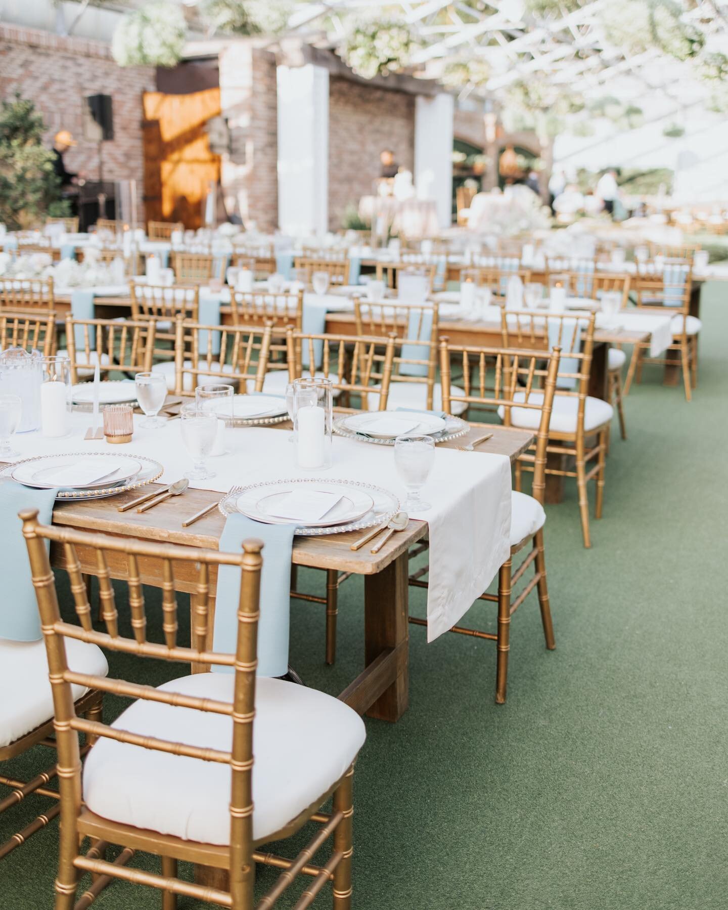 Sneak peeks are in from Alex and Joe&rsquo;s wedding a few weeks ago and I just had to share some of their details! Definitely was kept classic and timeless with @hardemanssecretgarden serving as the perfect backdrop. Can&rsquo;t wait to share more o
