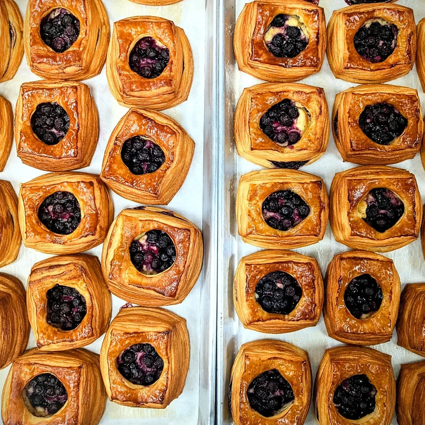 Every time I post on the wall the UI is different and baffling. Send help. And please engage with this piece of content 🙏🙏🙏

#sundaybakeday #content #greatcontent