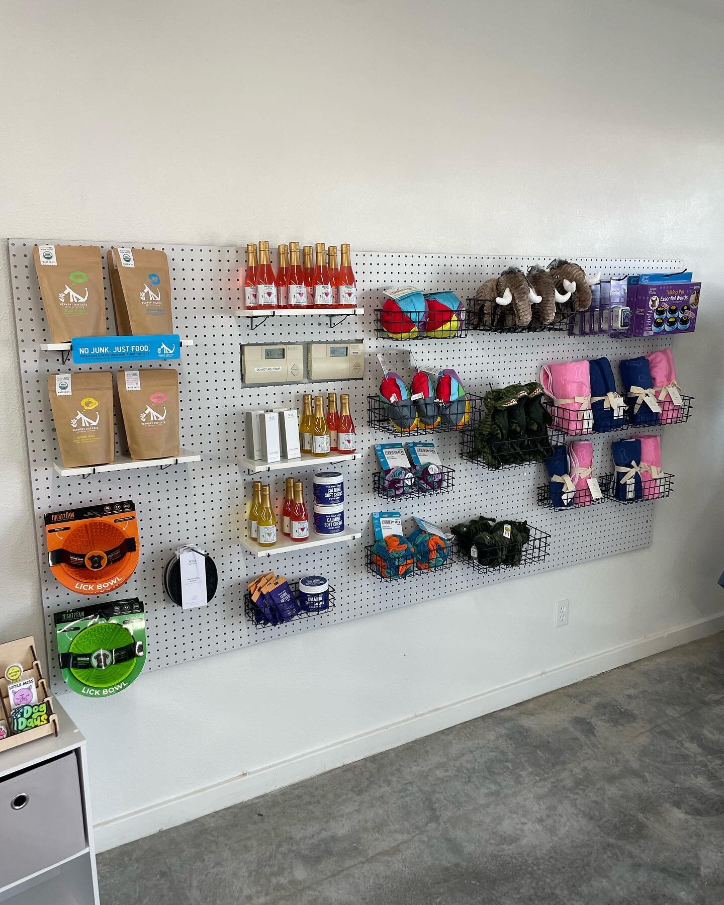 Have you seen our new addition yet?? 👀 Wishbone is now selling merch as well as some of our favorite, curated dog products that we think you and your pup will love! Stop and in spoil your pup with daycare or a goody from our little retail corner! 🤩