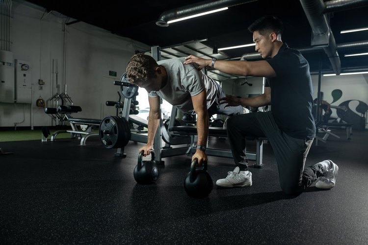 Kettlebell renegade row core coaching at Crown Fitness personal training in Costa Mesa, CA
