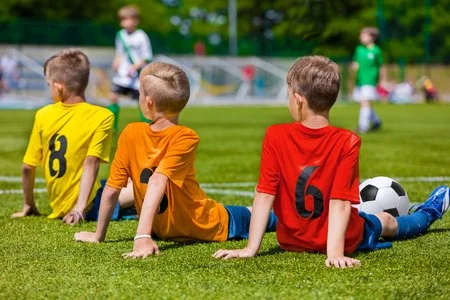 62310093-niños-de-equipo-de-deportes-de-espera-para-el-partido-de-fútbol-equipo-de-fútbol-juvenil-durante-el.jpg