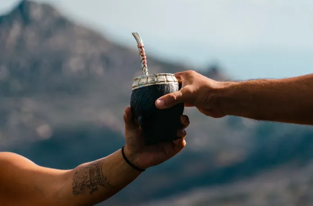 mate-uruguayo-por-que-es-tan-importante-en-uruguay-y-argentina-.webp