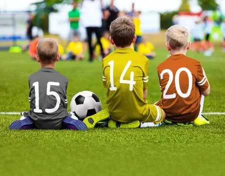 68126572-partido-de-fútbol-para-niños-young-boys-jugadores-de-fútbol-atletas-los-niños-jugadores-de-fútbol.jpg