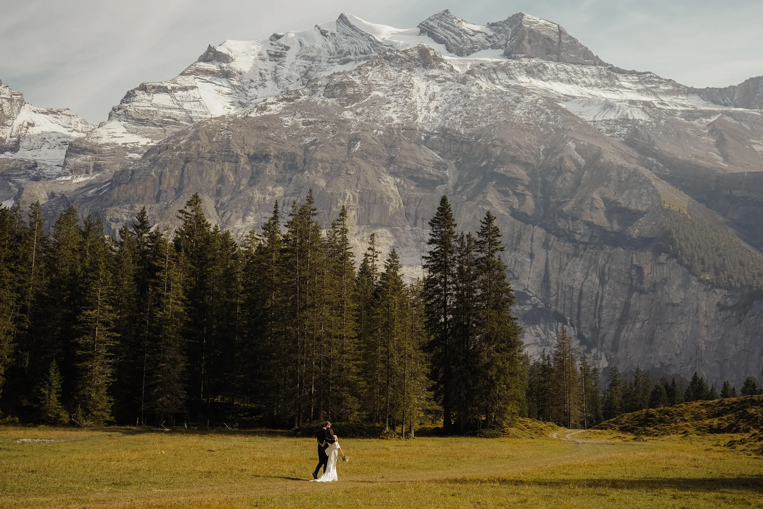 Elopement am Oeschinensee in der Schweiz mit Brautpaar vor den Schweizer Alpen