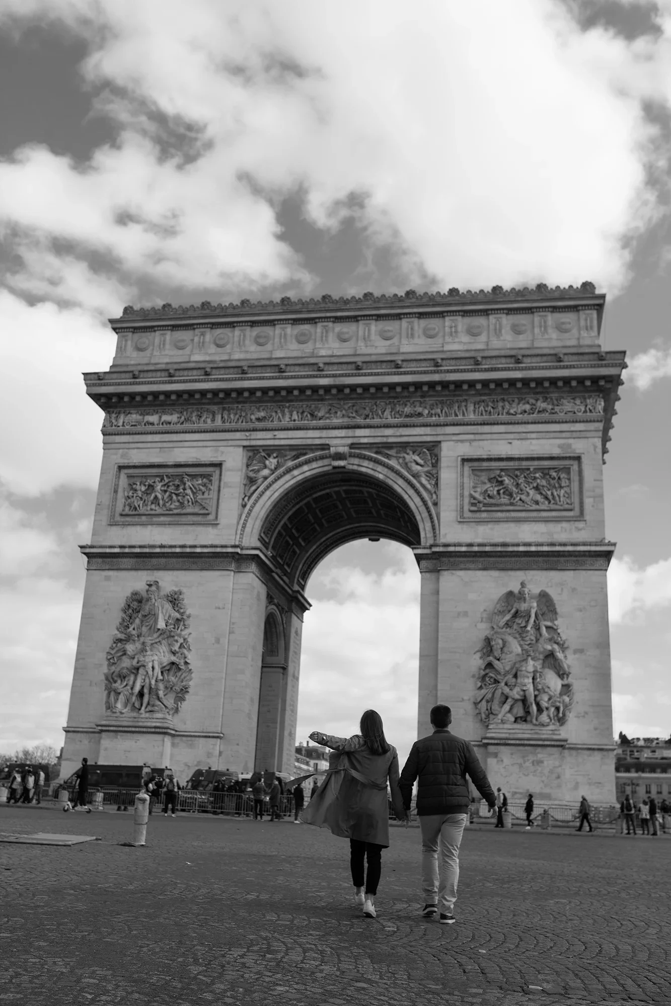 Couple Shoot Paris Triumph Arch.webp