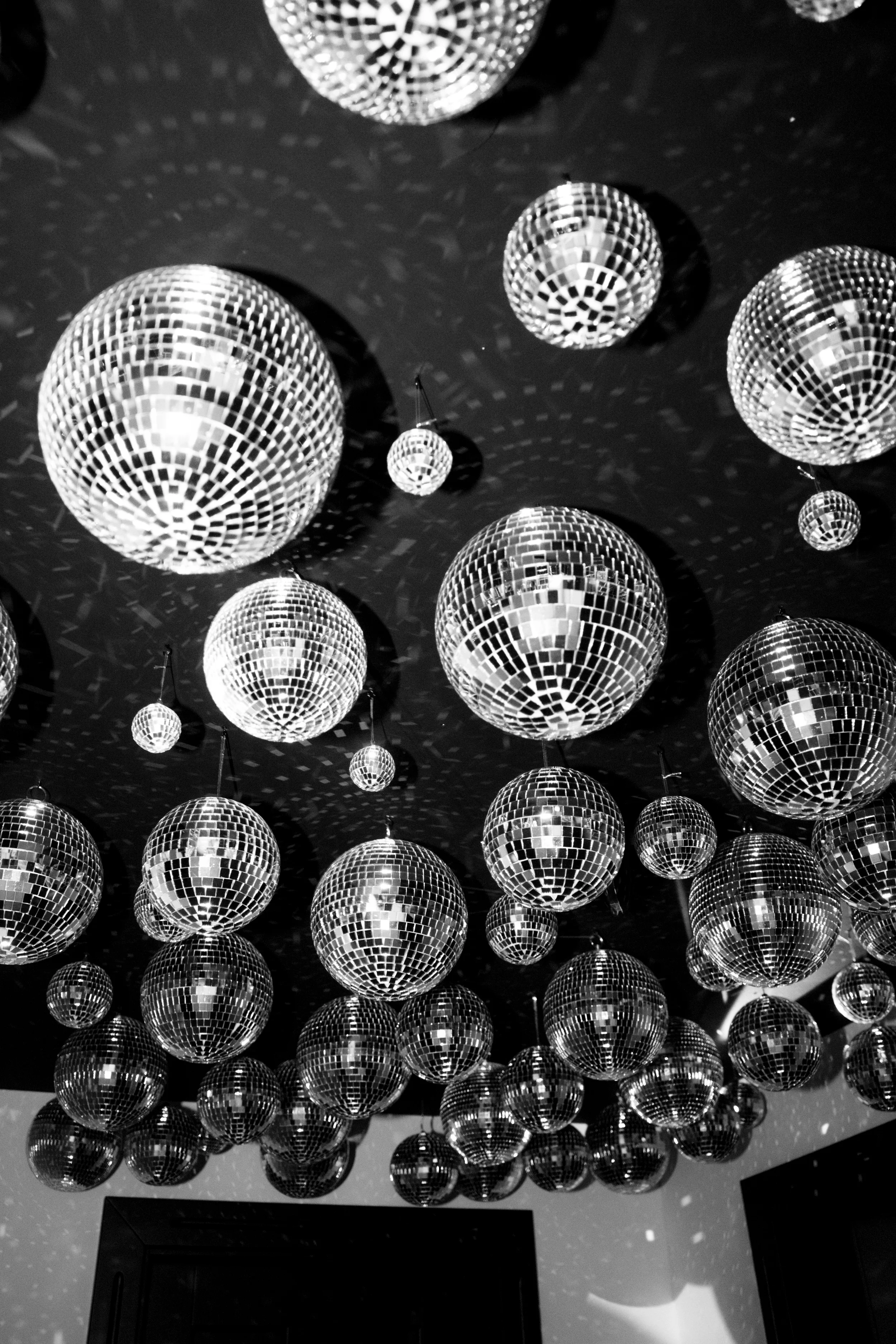 Viele disco-kugelartige Oberflächenlichter, die den Raum in kleine Spiegelmuster reflektieren.