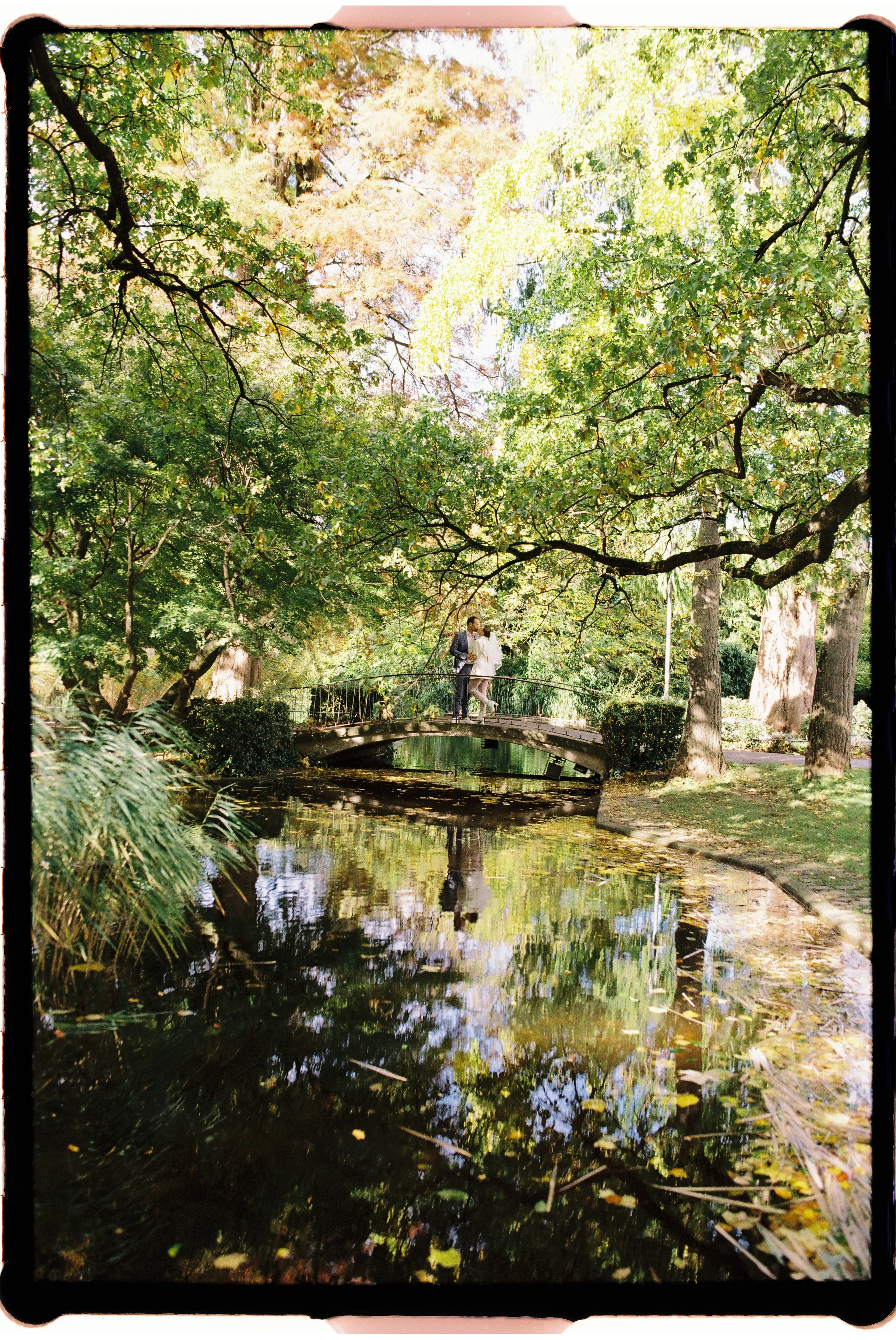 Brautpaar auf einer kleinen Brücke in Stadtgarten Freiburg
