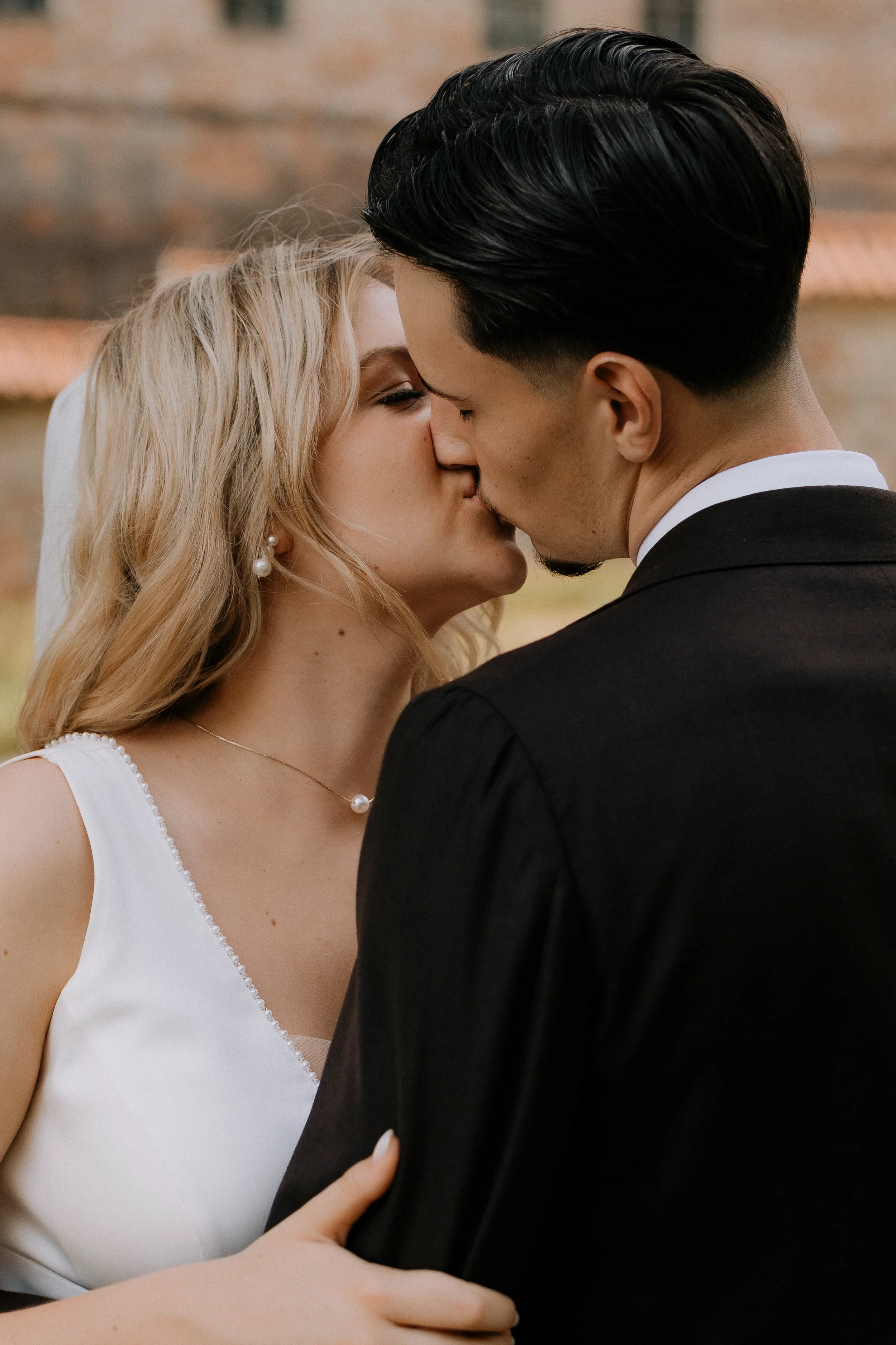 Ein Paar küsst sich bei einer Hochzeit, nahaufnahme, romantisches Bild.