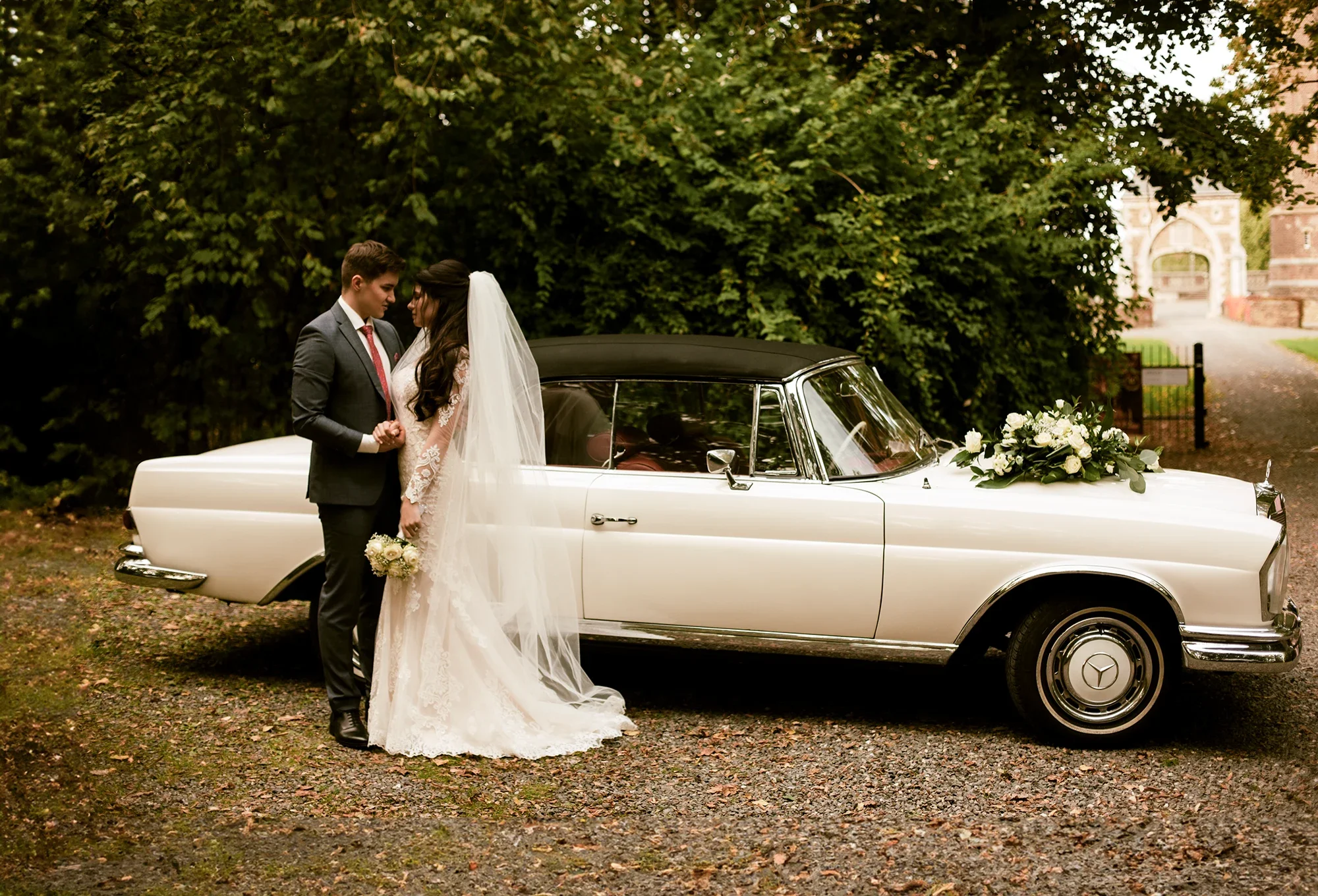 Wedding vintage car.webp