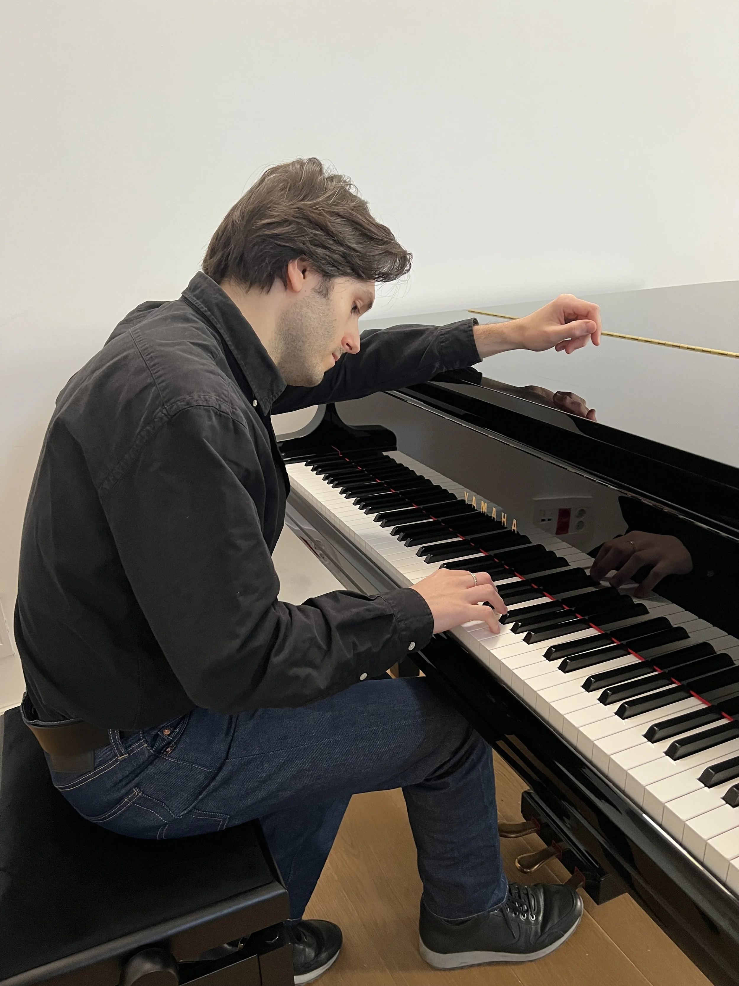 Carlos Valbuena toca un piano de cola Yamaha.