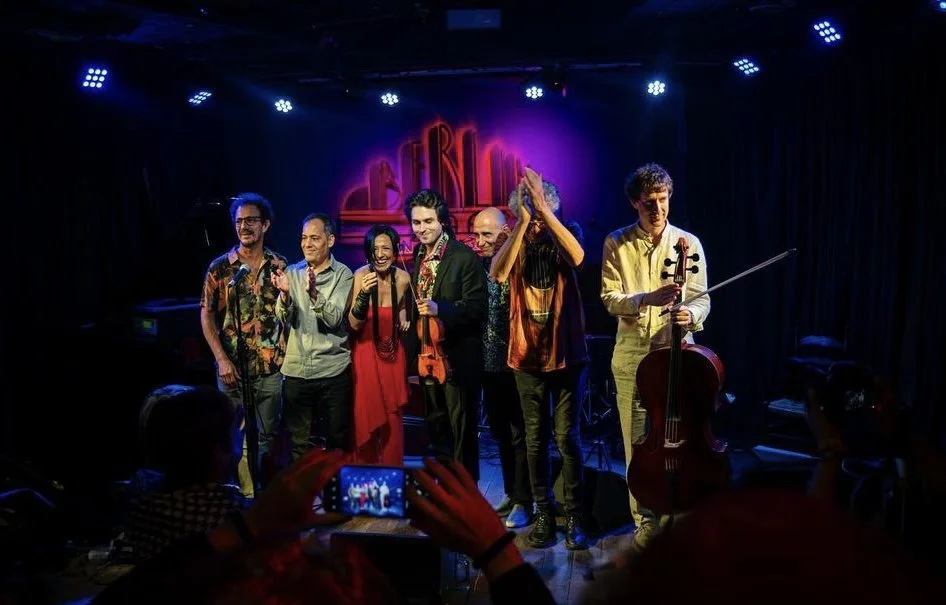 Carlos Valbuena en el escenario del Café Berlín en Madrid tras un concierto con la cantante Milagros.