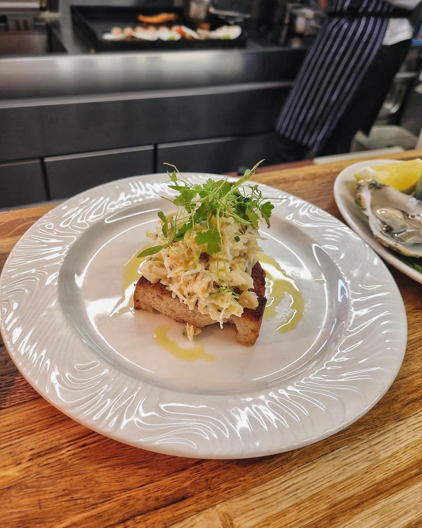 Sunshine and good things this weekend! Big thanks to everyone continuing to keep us so busy ☀️🌊

🦀 The popular return of Dorset crab toast with confit fennel and homemade mayo 
🐟 Whole day boat Cornish plaice and native Dorset lobster on the pass
